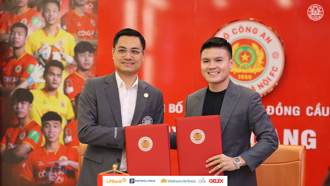 Nguyễn Quang Hải với bản hợp đồng bom tấn của V.League 2024/25. Ảnh: Đức Cường