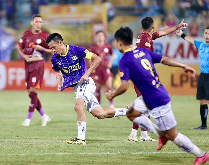 Hà Nội FC đã có chiến thắng trước Bình Định nhờ bàn thắng của Văn Quyết ở phút 83